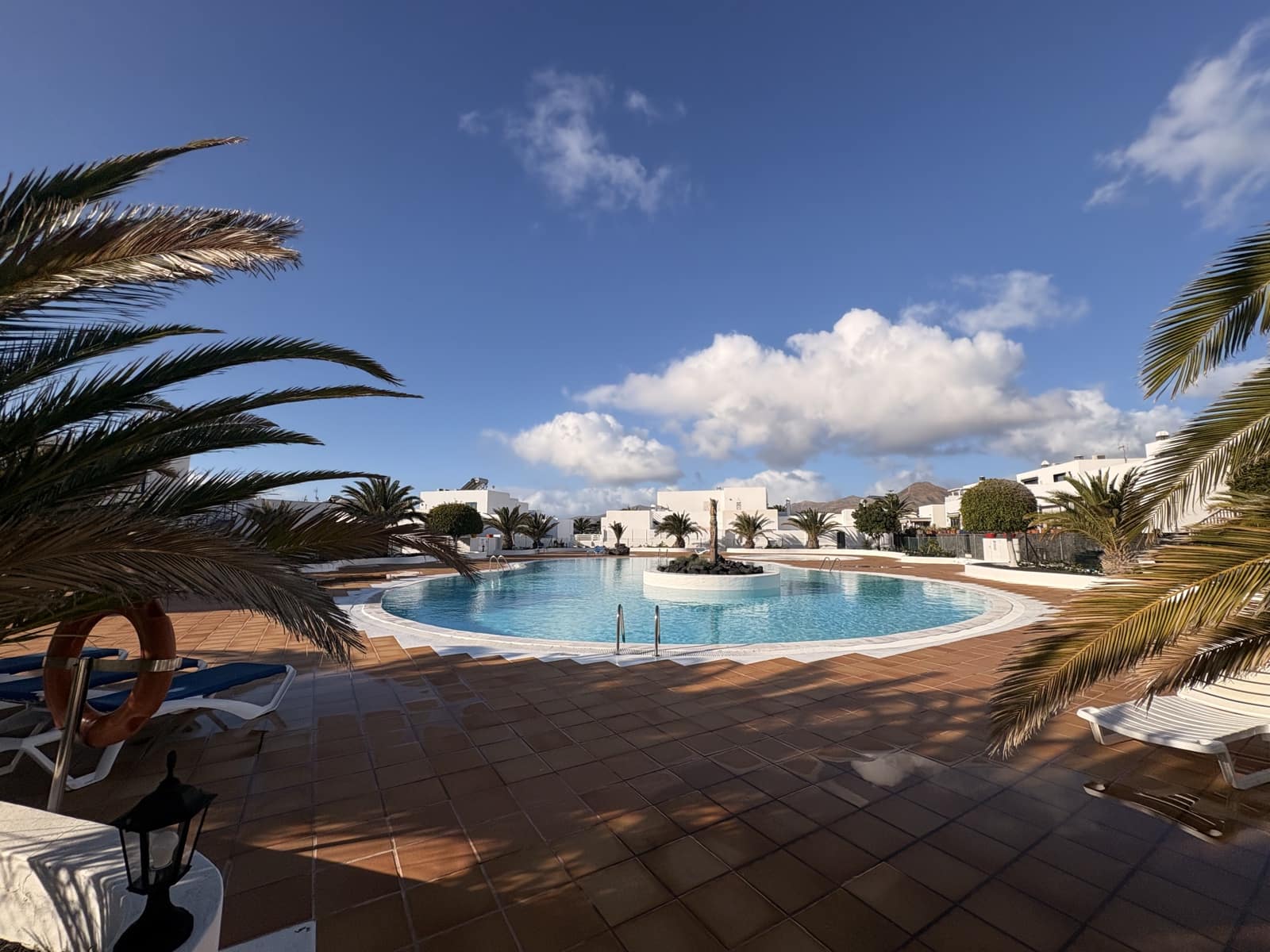 3 chambre Villa/Maison Mitoyenne à vendre à Puerto Calero avec piscine - 465 000 € (Ref: 9643398)
