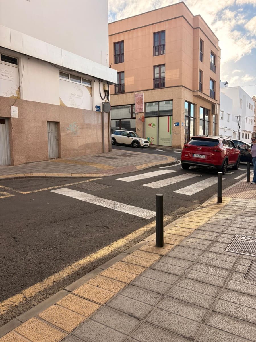 Commercial for sale in Arrecife - € 155,000 (Ref: 9663326)