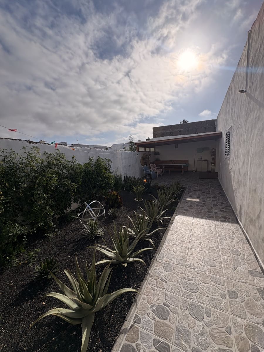 3 bedroom Townhouse for sale in San Bartolome with garage - € 390,000 (Ref: 9720656)