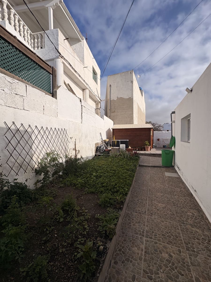 3 bedroom Townhouse for sale in San Bartolome with garage - € 390,000 (Ref: 9720656)