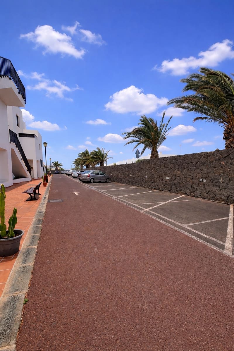 2 slaapkamer Flat te koop in Costa Teguise met zwembad garage - € 275.000 (Ref: 9782485)