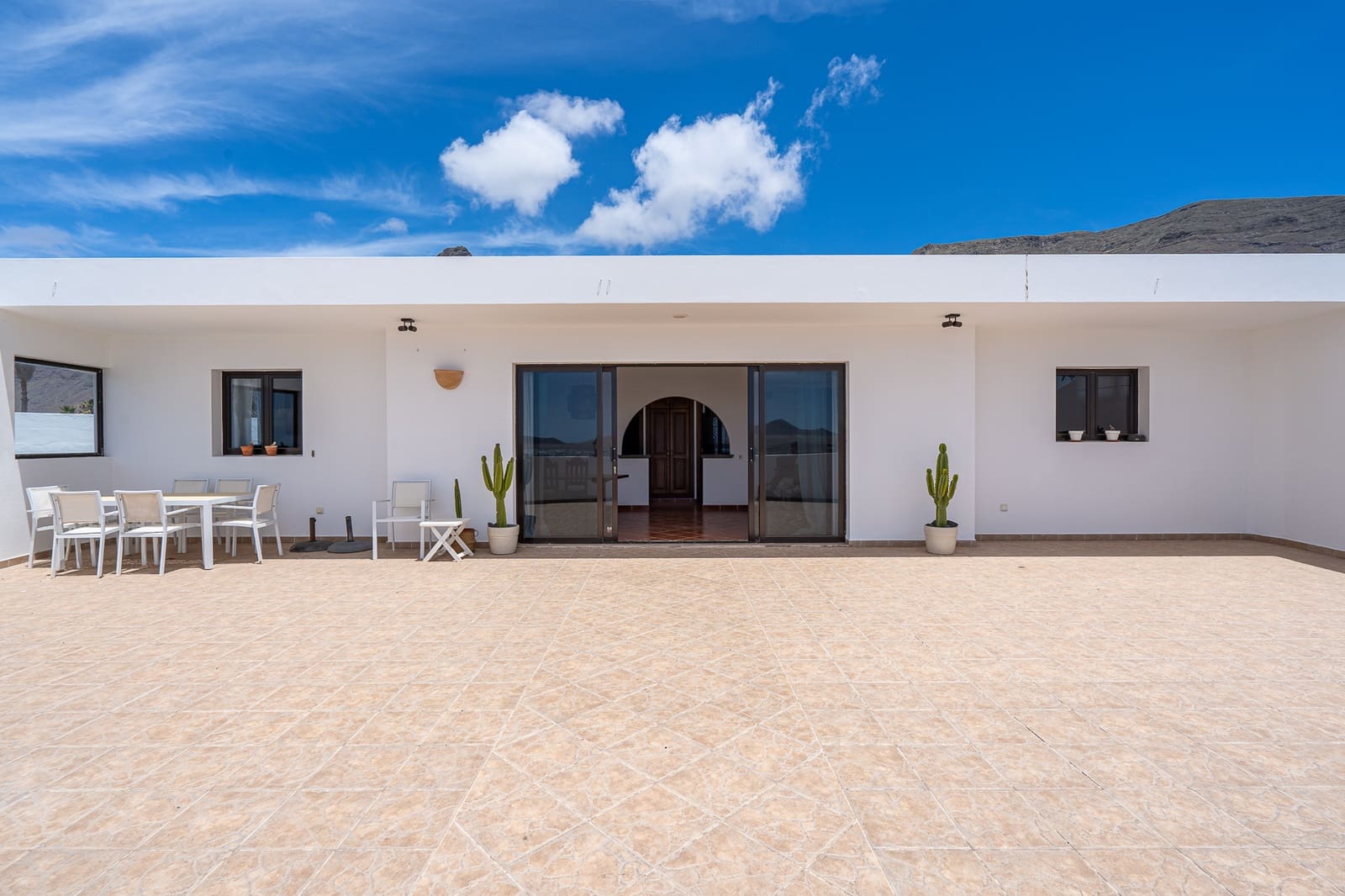 3 bedroom Bungalow for sale in Famara with garage - € 1,300,000 (Ref: 9826868)