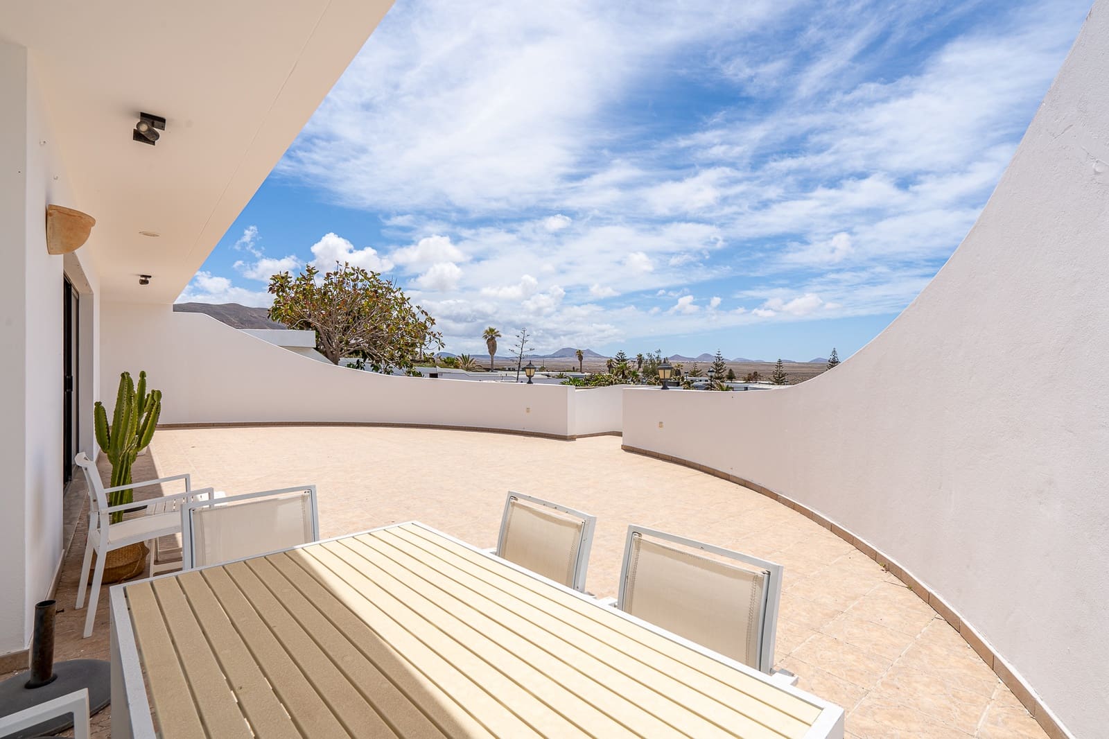 3 bedroom Bungalow for sale in Famara with garage - € 1,300,000 (Ref: 9826868)