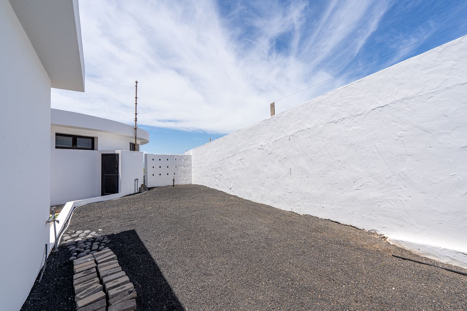 3 bedroom Bungalow for sale in Famara with garage - € 1,300,000 (Ref: 9826868)