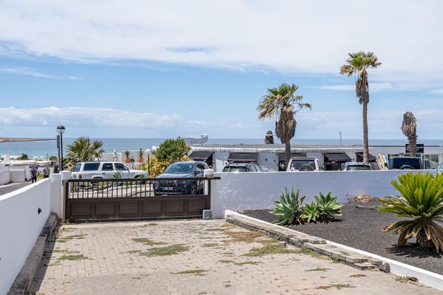 Bungalow de 3 habitaciones en Famara, Teguise en venta con garaje - 1.300.000 € (Ref: 9826868)
