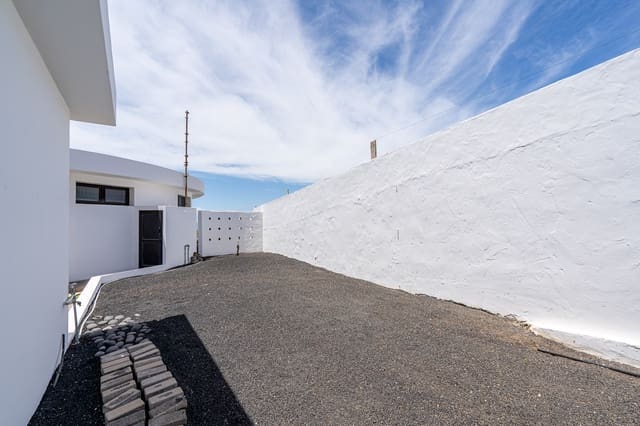 Bungalow de 3 habitaciones en Famara, Teguise en venta con garaje - 1.300.000 € (Ref: 9826868)