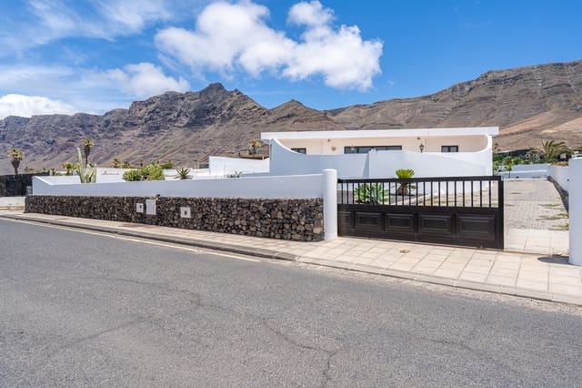 Bungalow de 3 habitaciones en Famara, Teguise en venta con garaje - 1.300.000 € (Ref: 9826868)