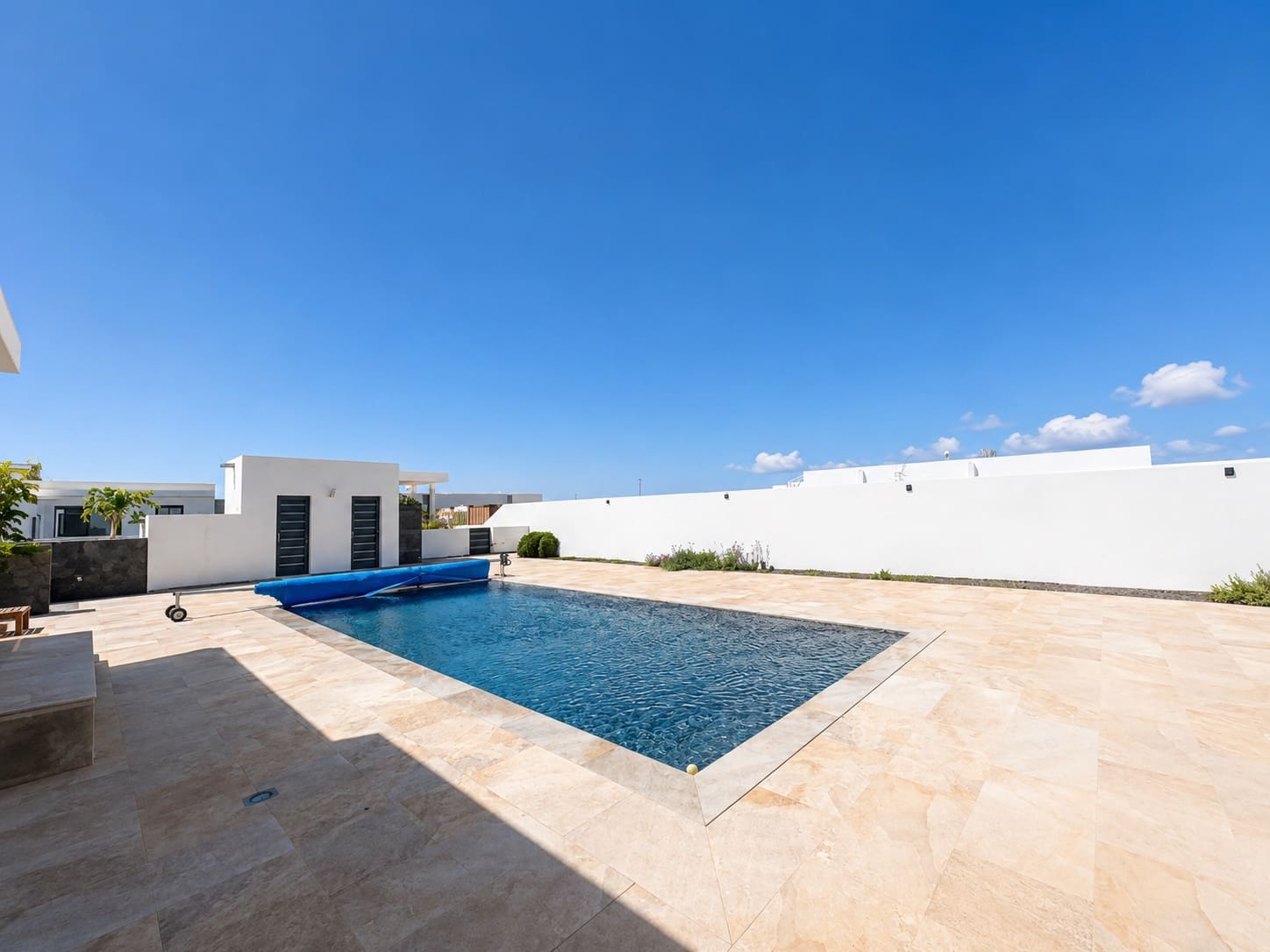 4 soveværelse Villa til salg i Costa Teguise med swimmingpool garage - € 975.000 (Ref: 9944824)