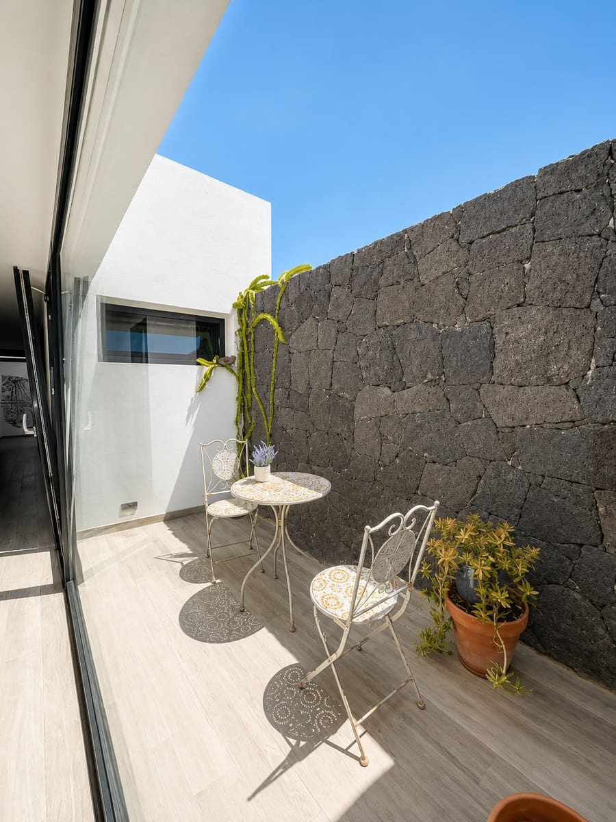 4 soveværelse Villa til salg i Costa Teguise med swimmingpool garage - € 975.000 (Ref: 9944824)