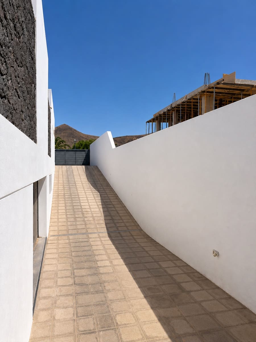 4 soveværelse Villa til salg i Costa Teguise med swimmingpool garage - € 975.000 (Ref: 9944824)