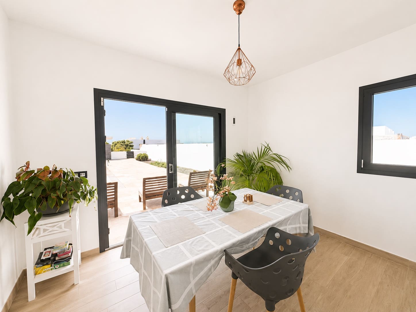 4 soveværelse Villa til salg i Costa Teguise med swimmingpool garage - € 975.000 (Ref: 9944824)