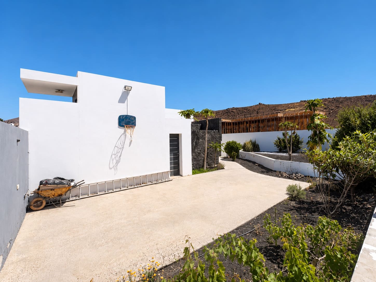 4 soveværelse Villa til salg i Costa Teguise med swimmingpool garage - € 975.000 (Ref: 9944824)
