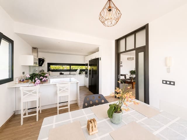 4 soveværelse Villa til salg i Costa Teguise, Teguise med swimmingpool garage - € 975.000 (Ref: 9944824)