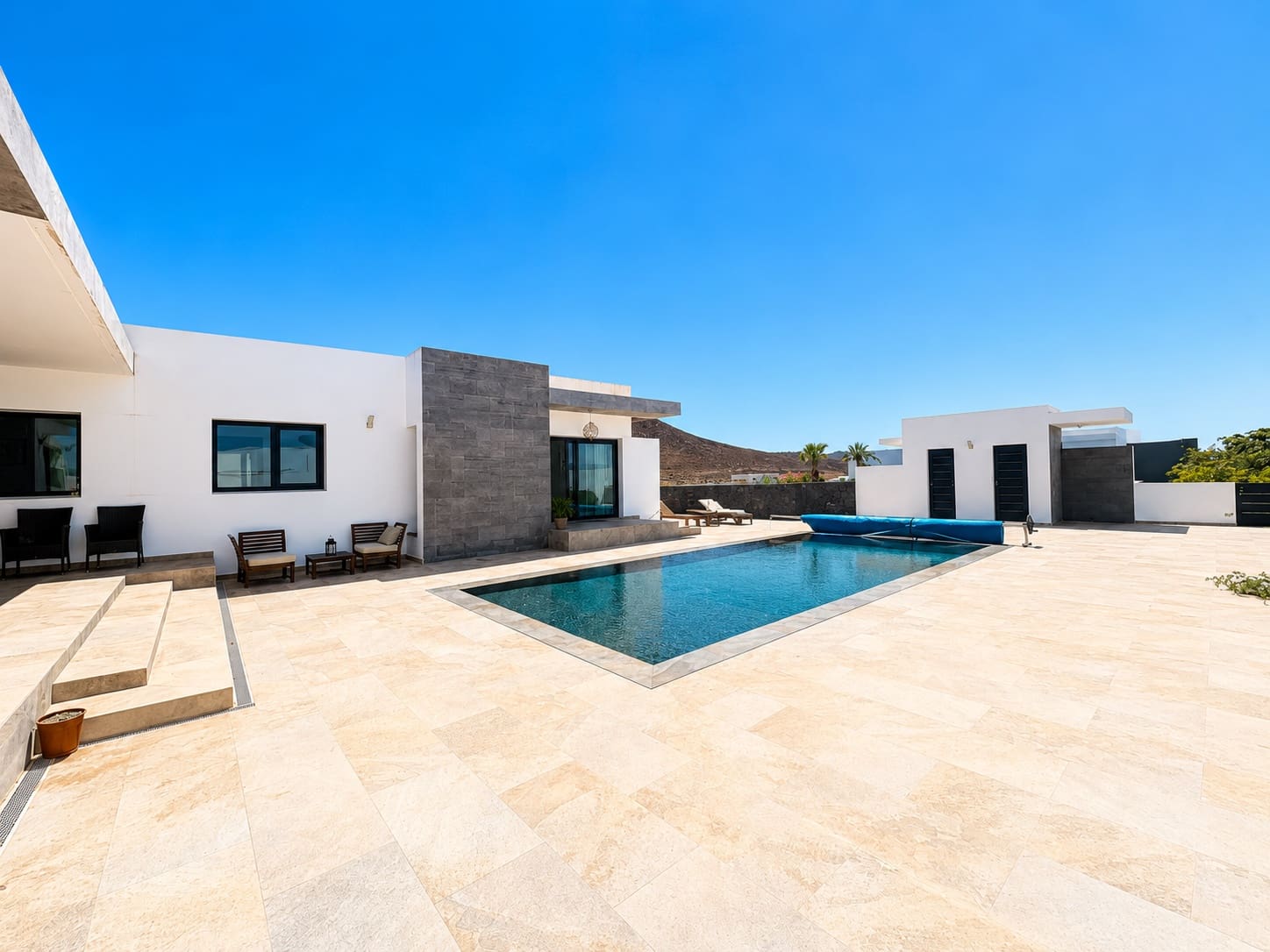 4 soveværelse Villa til salg i Costa Teguise med swimmingpool garage - € 975.000 (Ref: 9944824)