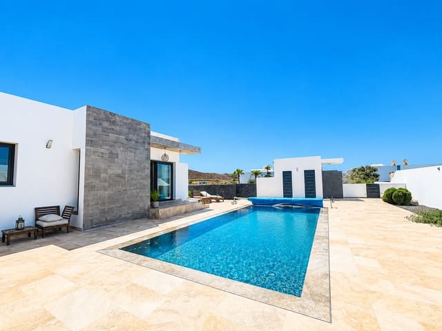 4 soveværelse Villa til salg i Costa Teguise, Teguise med swimmingpool garage - € 975.000 (Ref: 9944824)