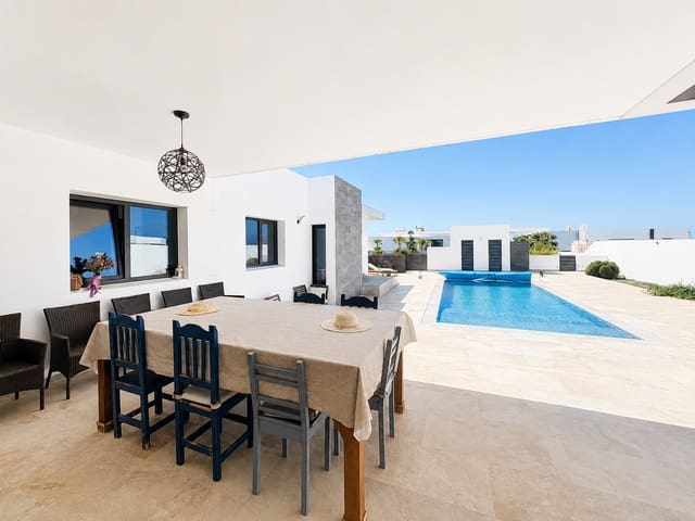 4 soveværelse Villa til salg i Costa Teguise, Teguise med swimmingpool garage - € 975.000 (Ref: 9944824)