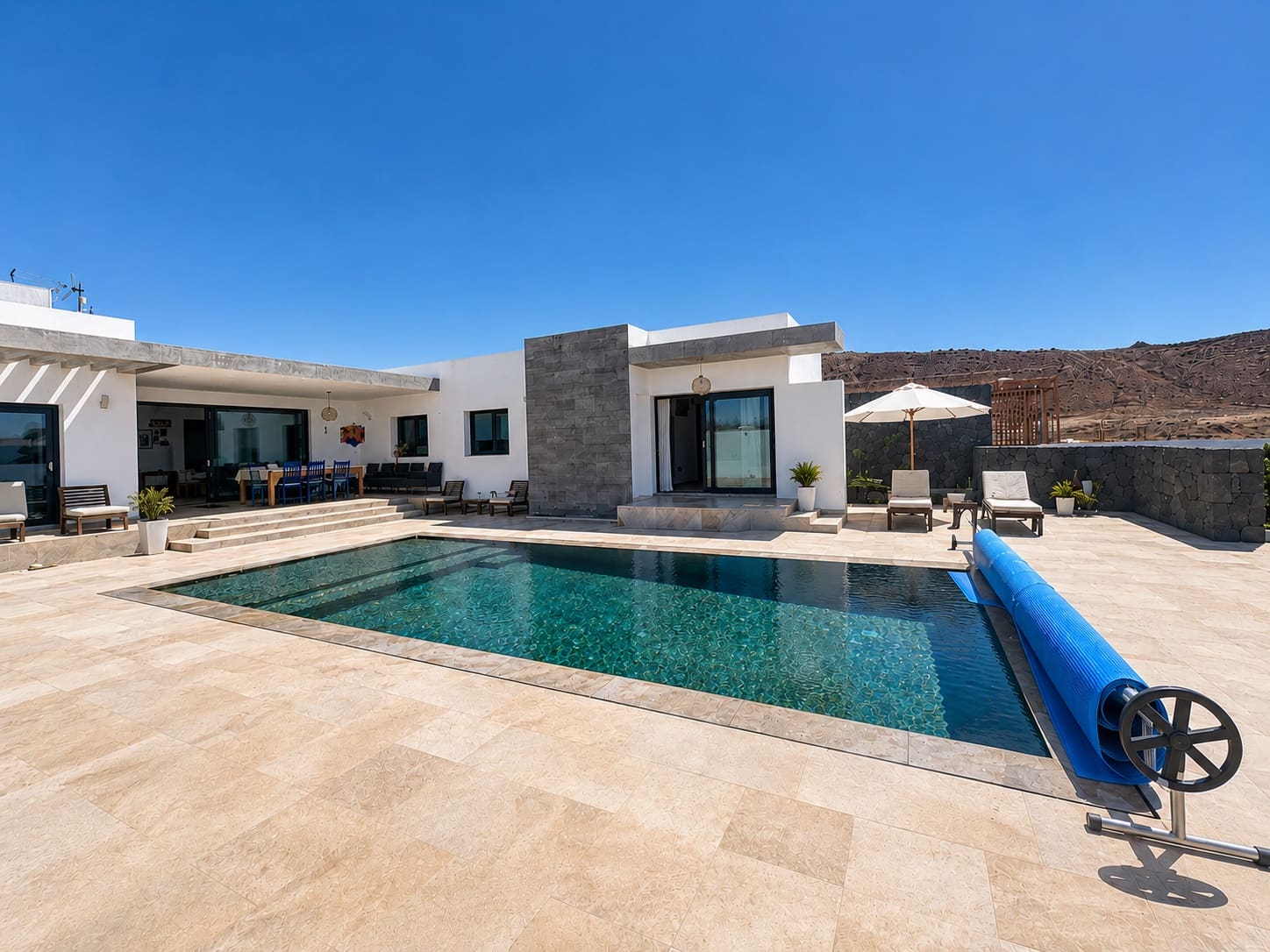 4 soveværelse Villa til salg i Costa Teguise med swimmingpool garage - € 975.000 (Ref: 9944824)