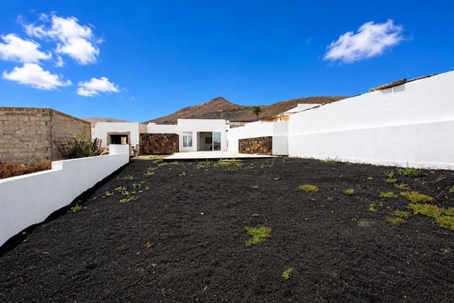 Casa de 3 habitaciones en Máguez, Haría en venta con piscina garaje - 395.000 € (Ref: 9944826)