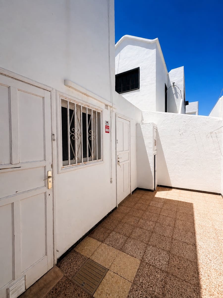 3 bedroom Semi-detached Villa for sale in Puerto del Carmen with garage - € 383,000 (Ref: 9999909)