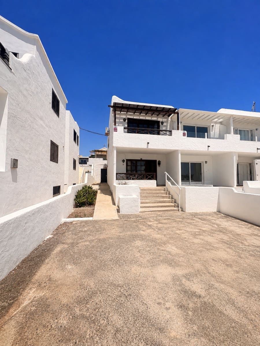 3 bedroom Semi-detached Villa for sale in Puerto del Carmen with garage - € 383,000 (Ref: 9999909)