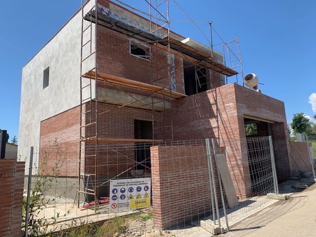 4 bedroom Villa for sale in Lloret de Mar with garage - € 490,000 (Ref: 9035849)