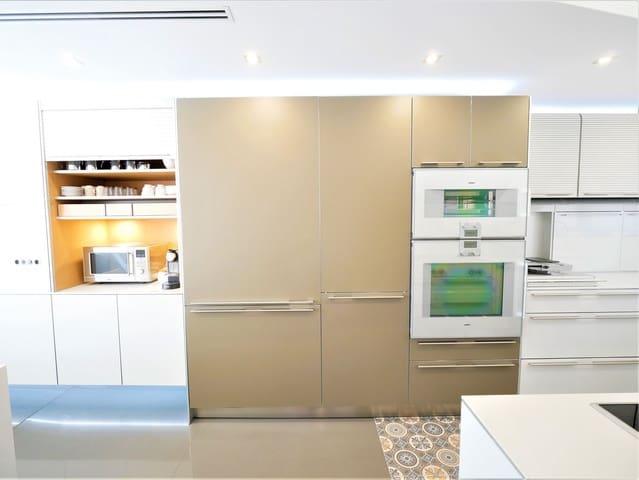 4 chambre Villa/Maison à vendre à Blanes avec piscine garage - 985 000 € (Ref: 9084636)