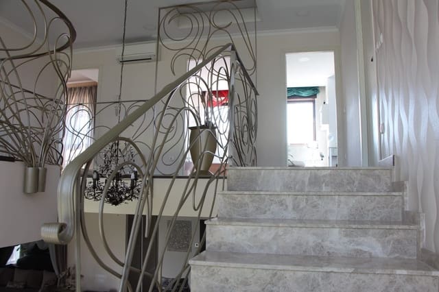 5 makuuhuone Huvila myytävänä paikassa Lloret de Mar mukana uima-altaan 
autotalli - 995 000 € (Ref: 9196736)