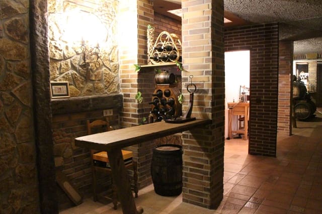 5 makuuhuone Huvila myytävänä paikassa Lloret de Mar mukana uima-altaan 
autotalli - 995 000 € (Ref: 9196736)