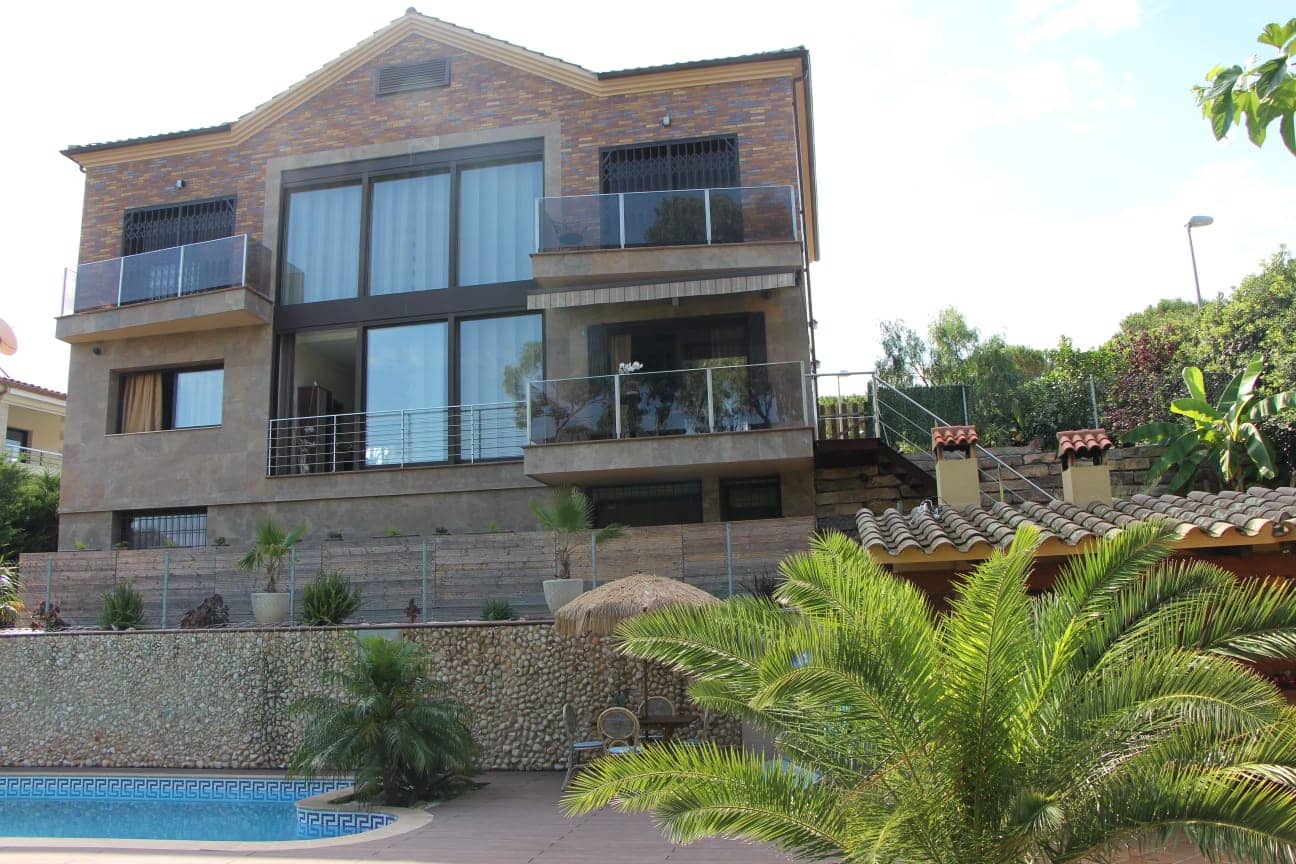 5 makuuhuone Huvila myytävänä paikassa Lloret de Mar mukana uima-altaan 
autotalli - 995 000 € (Ref: 9196736)