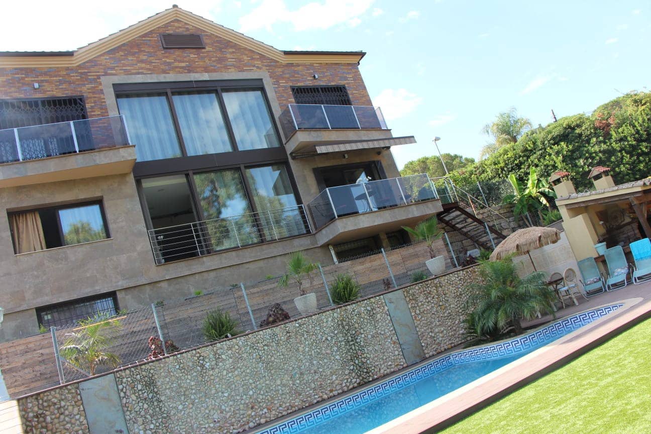 5 makuuhuone Huvila myytävänä paikassa Lloret de Mar mukana uima-altaan 
autotalli - 995 000 € (Ref: 9196736)