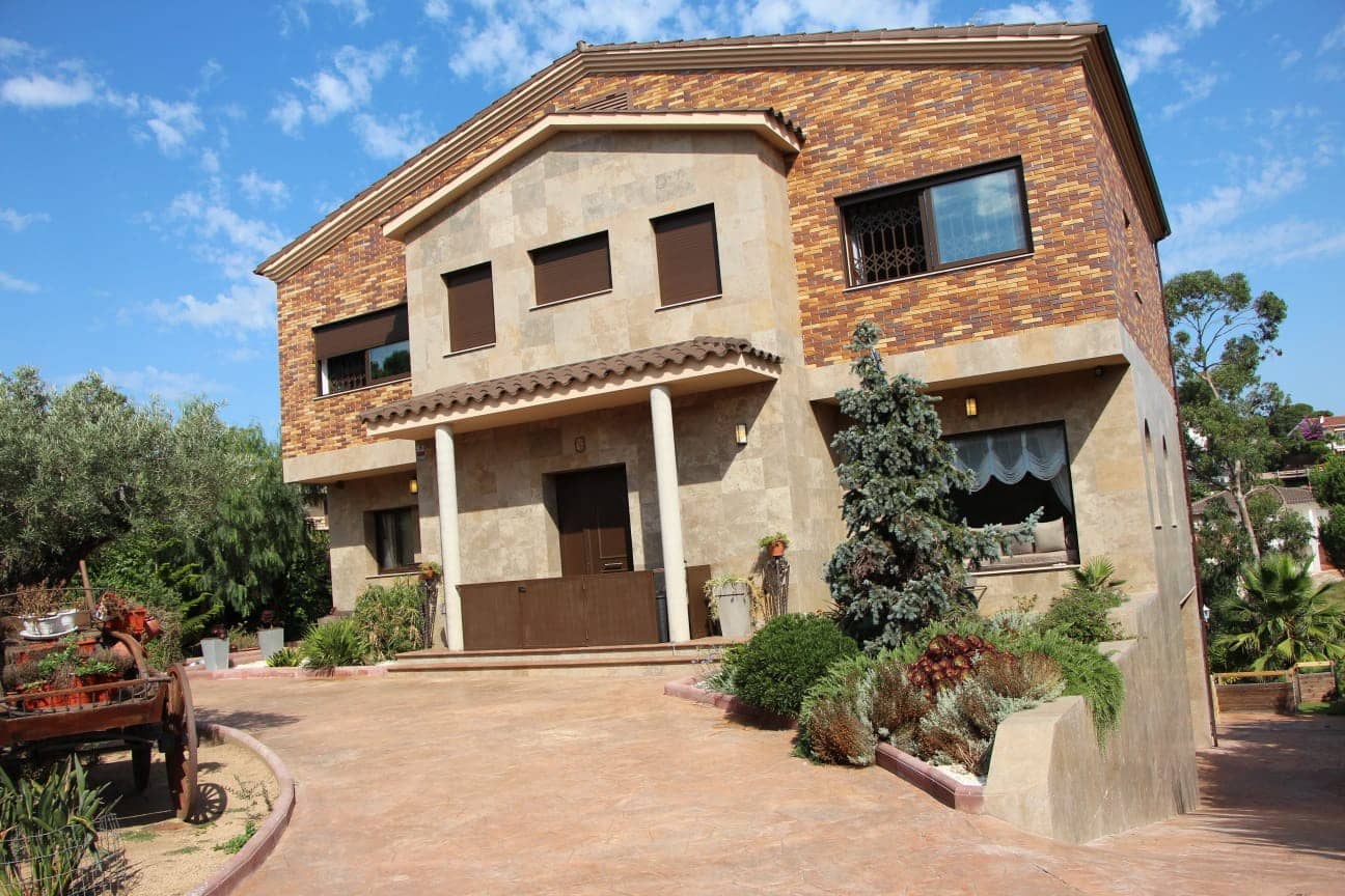 5 makuuhuone Huvila myytävänä paikassa Lloret de Mar mukana uima-altaan 
autotalli - 995 000 € (Ref: 9196736)