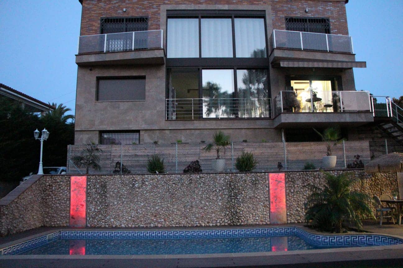 5 makuuhuone Huvila myytävänä paikassa Lloret de Mar mukana uima-altaan 
autotalli - 995 000 € (Ref: 9196736)