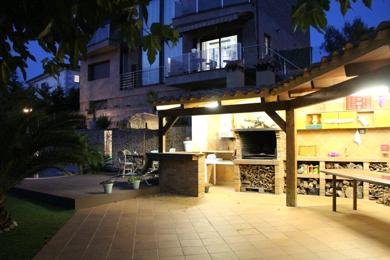 5 makuuhuone Huvila myytävänä paikassa Lloret de Mar mukana uima-altaan 
autotalli - 995 000 € (Ref: 9196736)