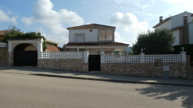 4 bedroom Villa for sale in Blanes with pool garage - € 350,000 (Ref: 9249100)