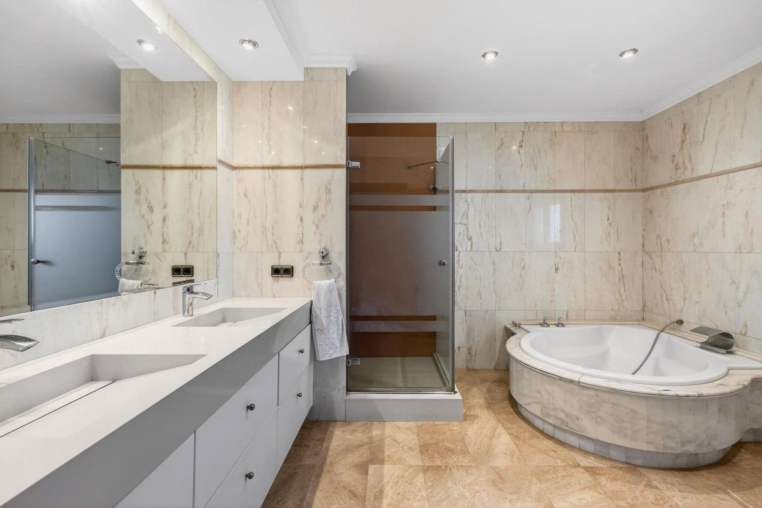 5 Zimmer Villa zu verkaufen in Sils mit Pool Garage - 740.000 € (Ref: 9494853)