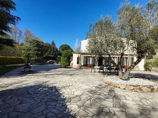 4 slaapkamer Villa te koop in Caldes de Malavella met zwembad garage - € 450.000 (Ref: 9778799)