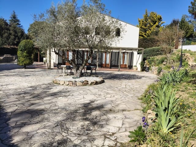 4 slaapkamer Villa te koop in Caldes de Malavella met zwembad garage - € 450.000 (Ref: 9778799)