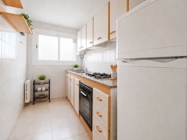 4 makuuhuone Omakotitalo myytävänä paikassa Blanes mukana 
autotalli - 329 000 € (Ref: 9885192)