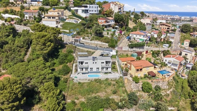 6 soverom Villa til salgs i Santa Susanna med svømmebasseng garasje - € 680 000 (Ref: 9954570)