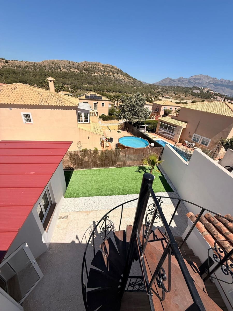 4 soveværelse Semi-Rækkehus til salg i La Nucia med swimmingpool garage - € 393.000 (Ref: 9791015)