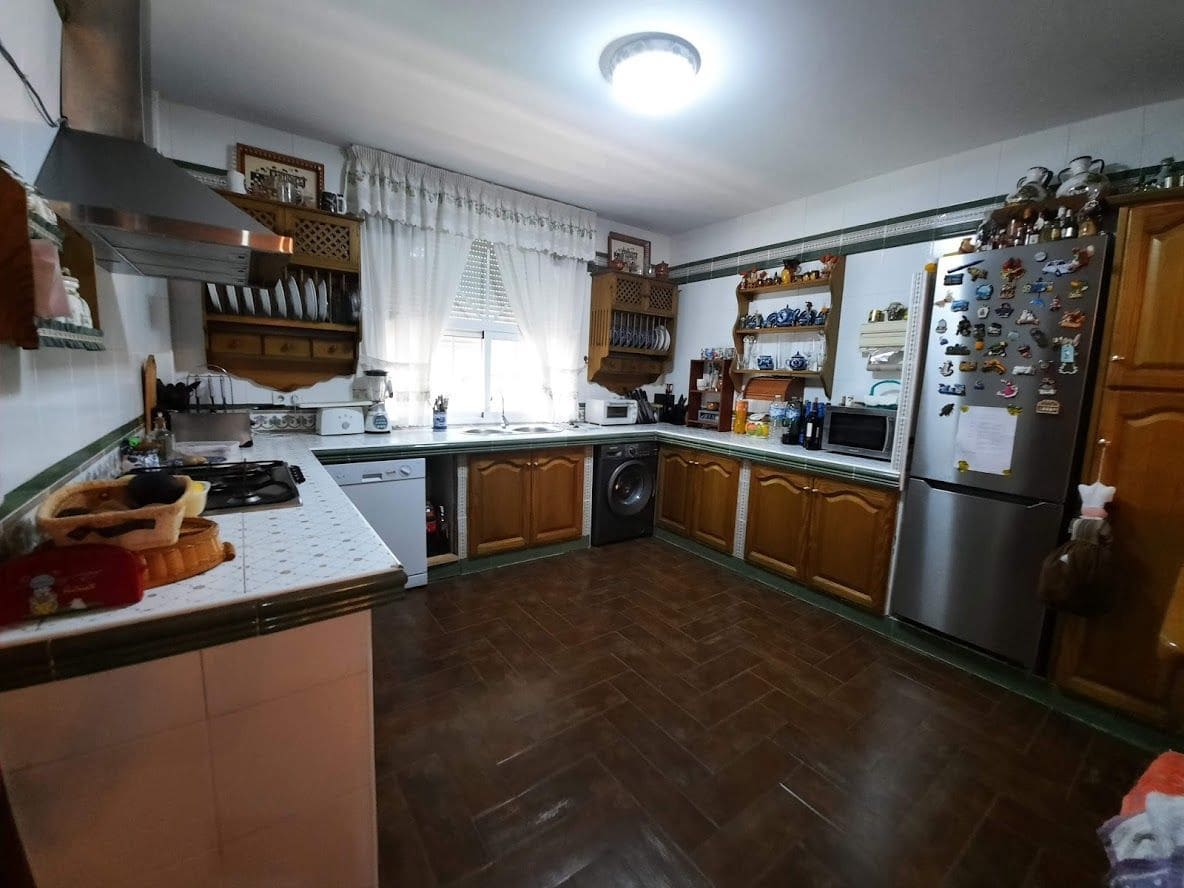 5 quarto Moradia para venda em Moclin com piscina garagem - 425 000 € (Ref: 10175575)