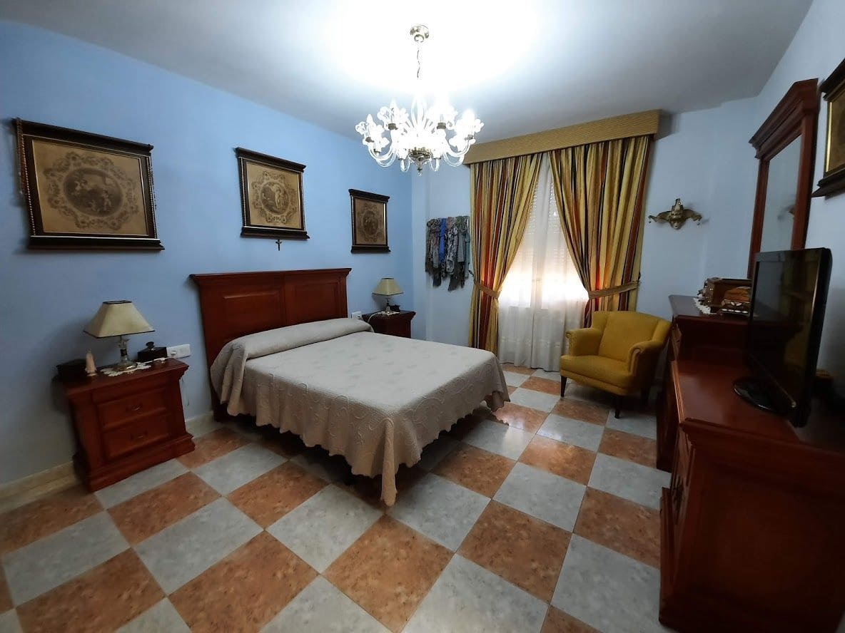 5 quarto Moradia para venda em Moclin com piscina garagem - 425 000 € (Ref: 10175575)