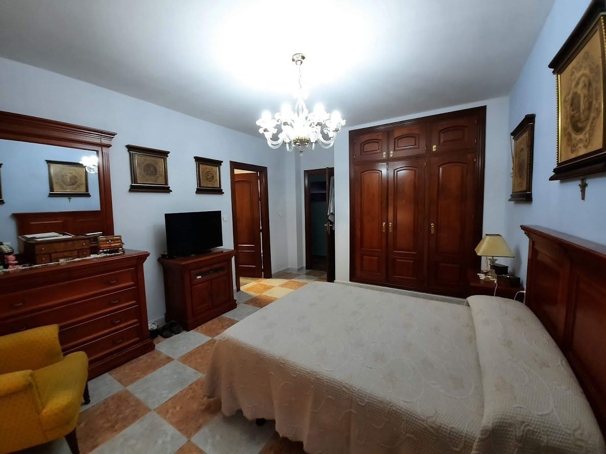 5 quarto Moradia para venda em Moclin com piscina garagem - 425 000 € (Ref: 10175575)