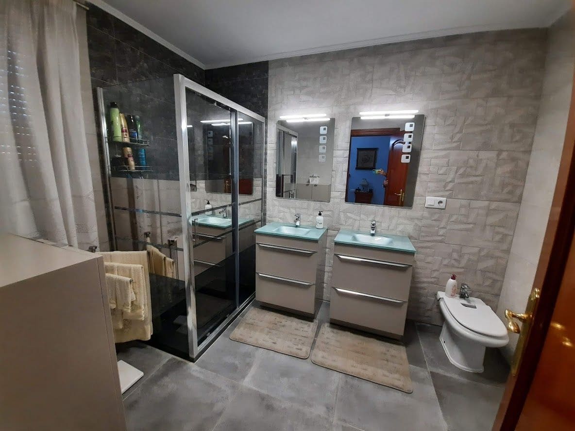 5 quarto Moradia para venda em Moclin com piscina garagem - 425 000 € (Ref: 10175575)