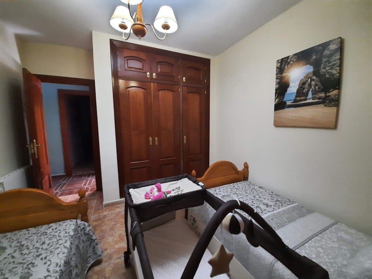 5 quarto Moradia para venda em Moclin com piscina garagem - 425 000 € (Ref: 10175575)