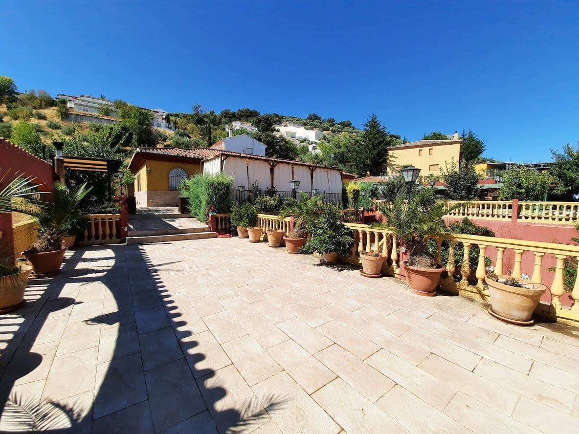 5 quarto Moradia para venda em Moclin com piscina garagem - 425 000 € (Ref: 10175575)