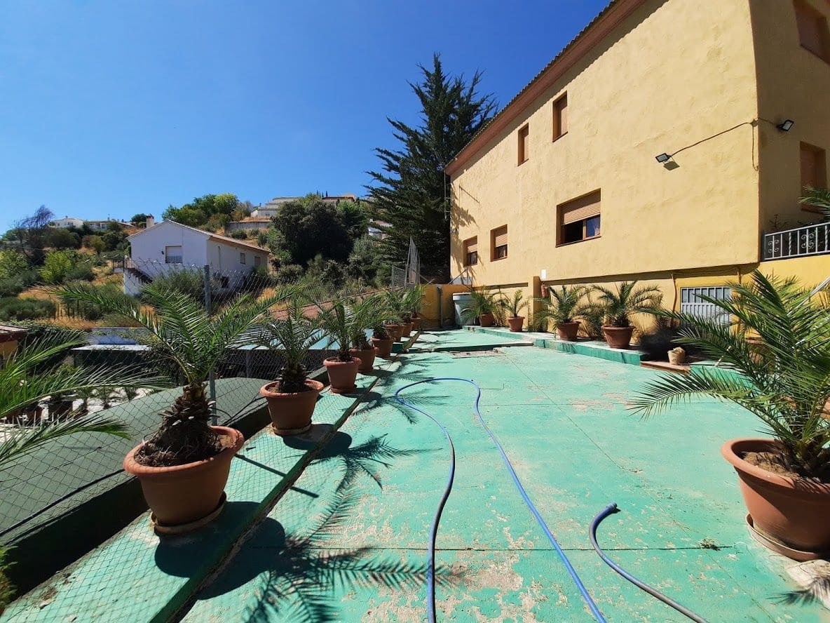 10 soveværelse Villa til salg i Moclin med swimmingpool garage - € 425.000 (Ref: 10175576)