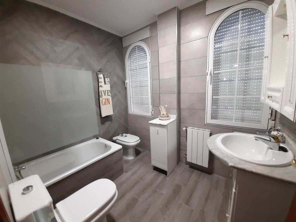 5 sypialnia Willa na sprzedaż w Moclin z basenem garażem - 450 000 € (Ref: 9385114)