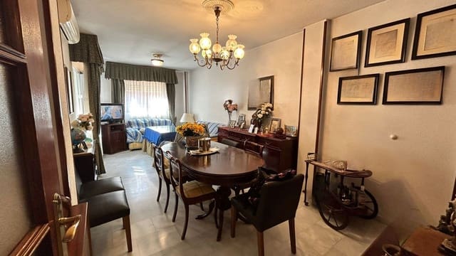 4 bedroom Semi-detached Villa for sale in Granada city with garage - € 360,000 (Ref: 9861523)