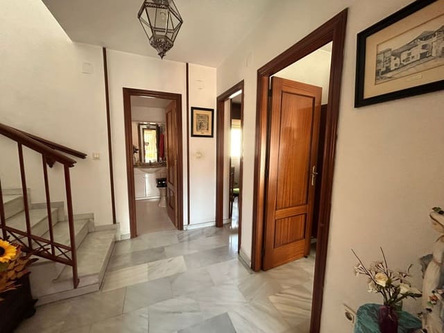 4 bedroom Semi-detached Villa for sale in Granada city with garage - € 360,000 (Ref: 9861523)
